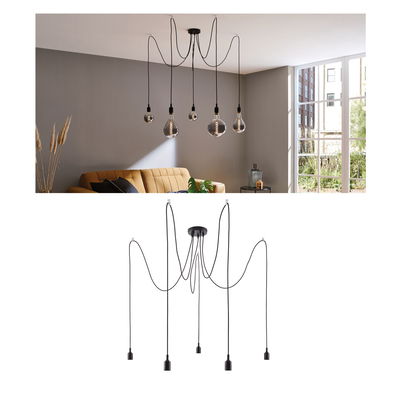 Moderne zwarte hanglamp met vijf kabels en lampen in woonkamer met grijze muur.