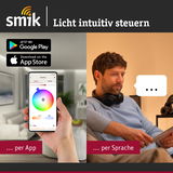 Smartphone mit Smik App zur intuitiven Lichtsteuerung per App oder Sprache im modernen Wohnzimmer