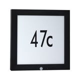 Plaque de numéro de maison LED noire avec détecteur de mouvement et fond blanc pour éclairage extérieur