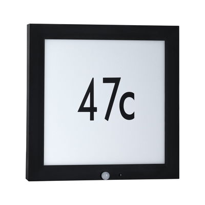 Plaque de numéro de maison LED noire avec détecteur de mouvement et fond blanc pour éclairage extérieur