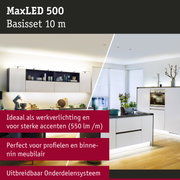 Moderne witte keuken met MaxLED 500 LED-verlichting voor werkbladen en accenten