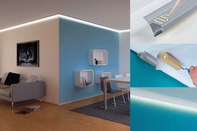 Montage van grijs kunststof hoekprofiel met LED-verlichting aan muur en plafond in moderne woonkamer.