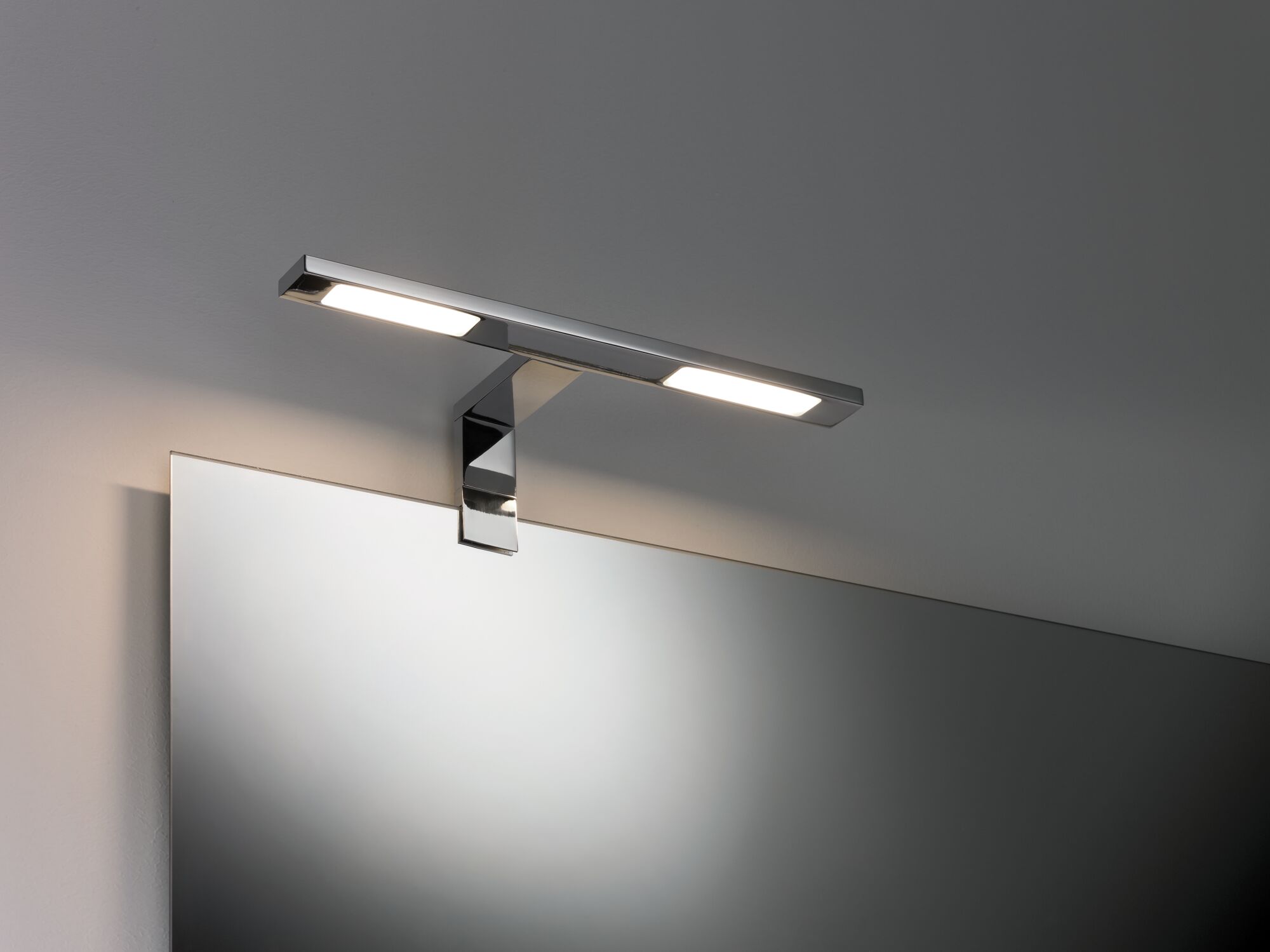 Applique miroir LED moderne en chrome avec lumière blanche chaude pour salle de bain