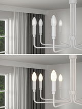 Moderne witte plafondkandelaar met vier kaarsvormige LED-lampen in woonkamer met gordijnen.