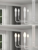 Lustre de plafond blanc moderne avec quatre lampes LED en forme de bougie dans un salon avec rideaux.