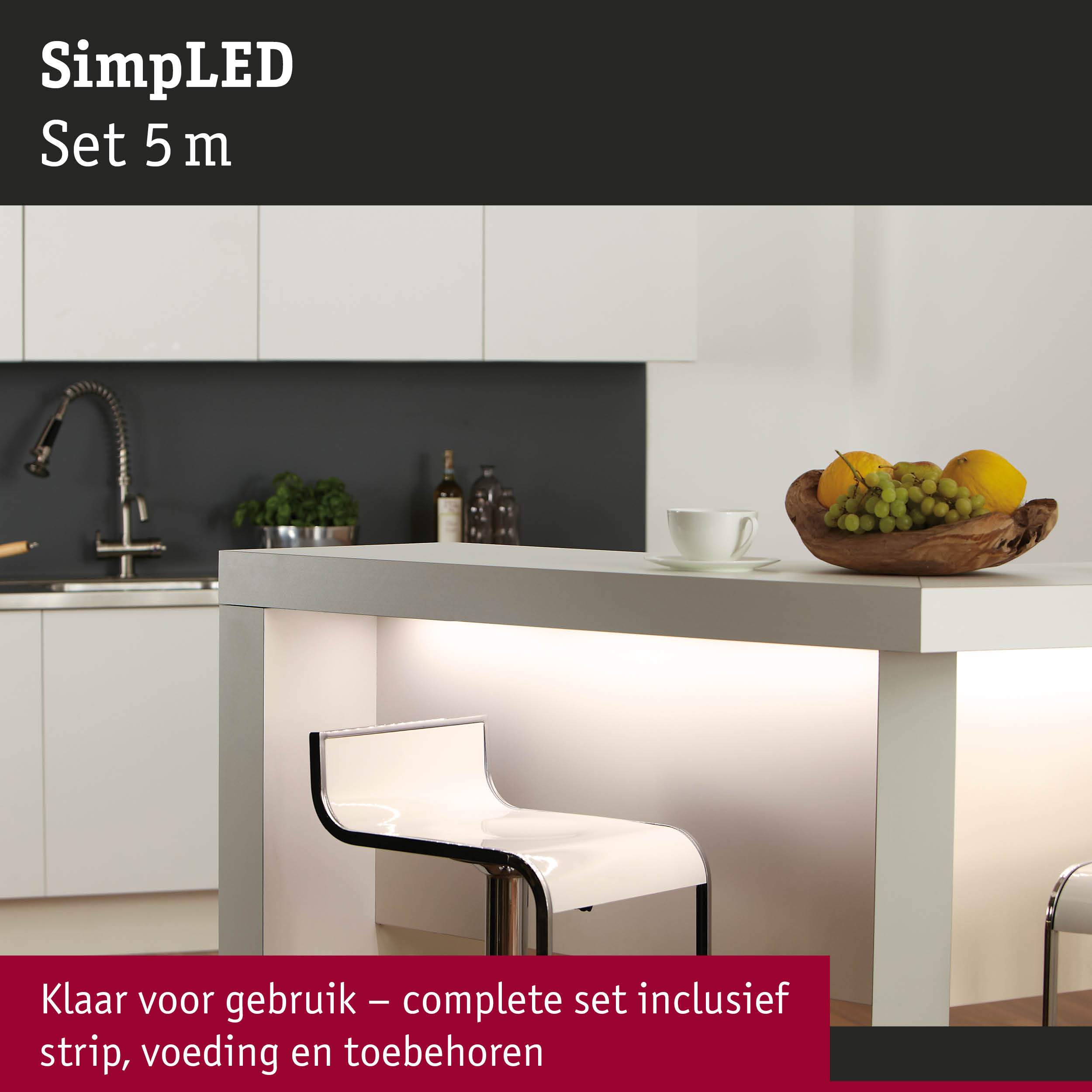 Moderne witte keukenbar met verlicht aanrecht en transparante barkruk in minimalistisch design
