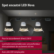 Trois spots LED encastrés blancs avec supports noirs et anneaux intérieurs dorés pour éclairage plafond moderne