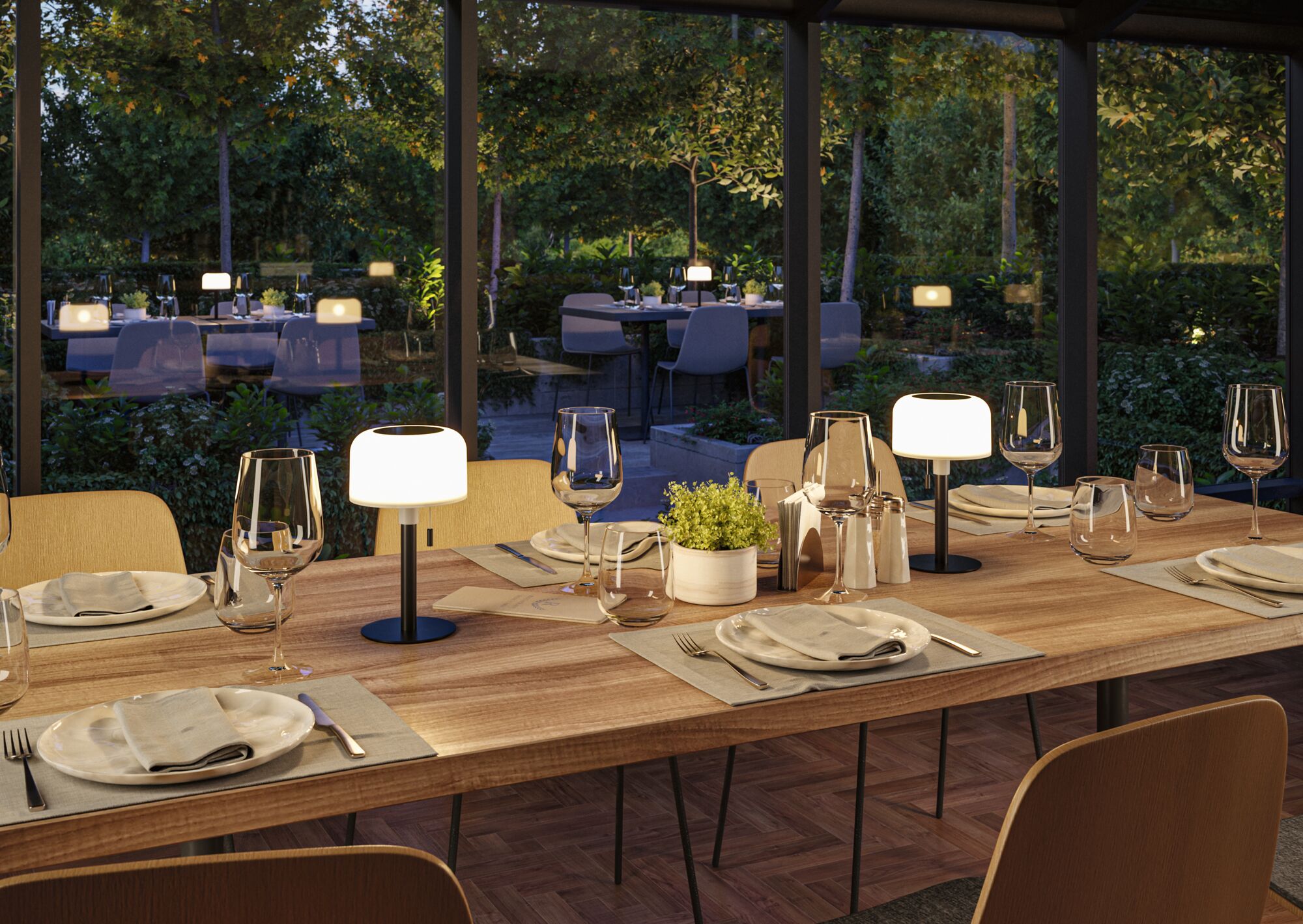 Table à manger en bois moderne avec deux petites lampes LED noires sur table dans une salle à manger chaleureuse.