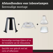 Zwarte kunststof afstandhouder en witte inbouwframes met LED-inbouwspot voor eenvoudige montage