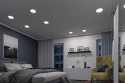 Modernes Schlafzimmer mit weißen LED-Einbaustrahlern in der Decke für energiesparende Raumbeleuchtung.