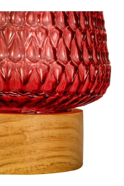 Rotes Glas mit strukturierter Oberfläche auf rundem Holzsockel, dekorative Wohnraumbeleuchtung