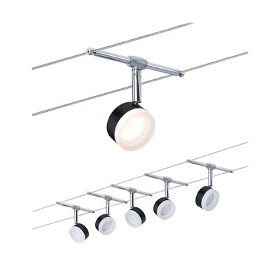 Moderne Seilspot-Leuchte mit schwarzem Gehäuse und weißem Lichtdiffusor für flexible Raumbeleuchtung