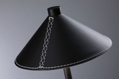 Abat-jour noir en cuir avec couture blanche, accessoire d'éclairage design moderne