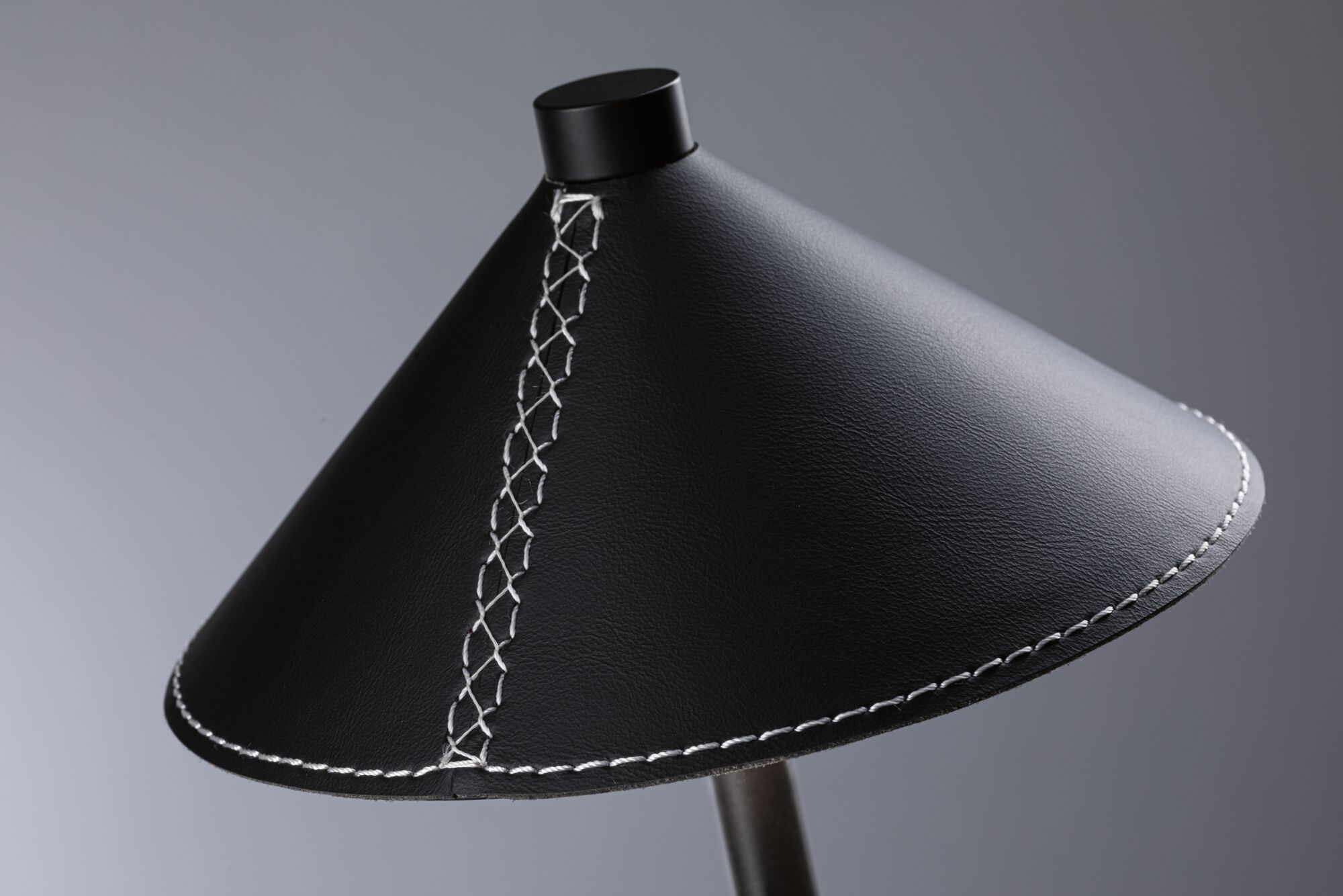 Schwarzer Lampenschirm aus Leder mit weißer Ziernaht, moderner Design-Leuchtenzubehör