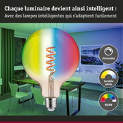 Ampoule LED colorée avec réglage d'intensité, blanc réglable et contrôle RGBW dans une salle à manger moderne