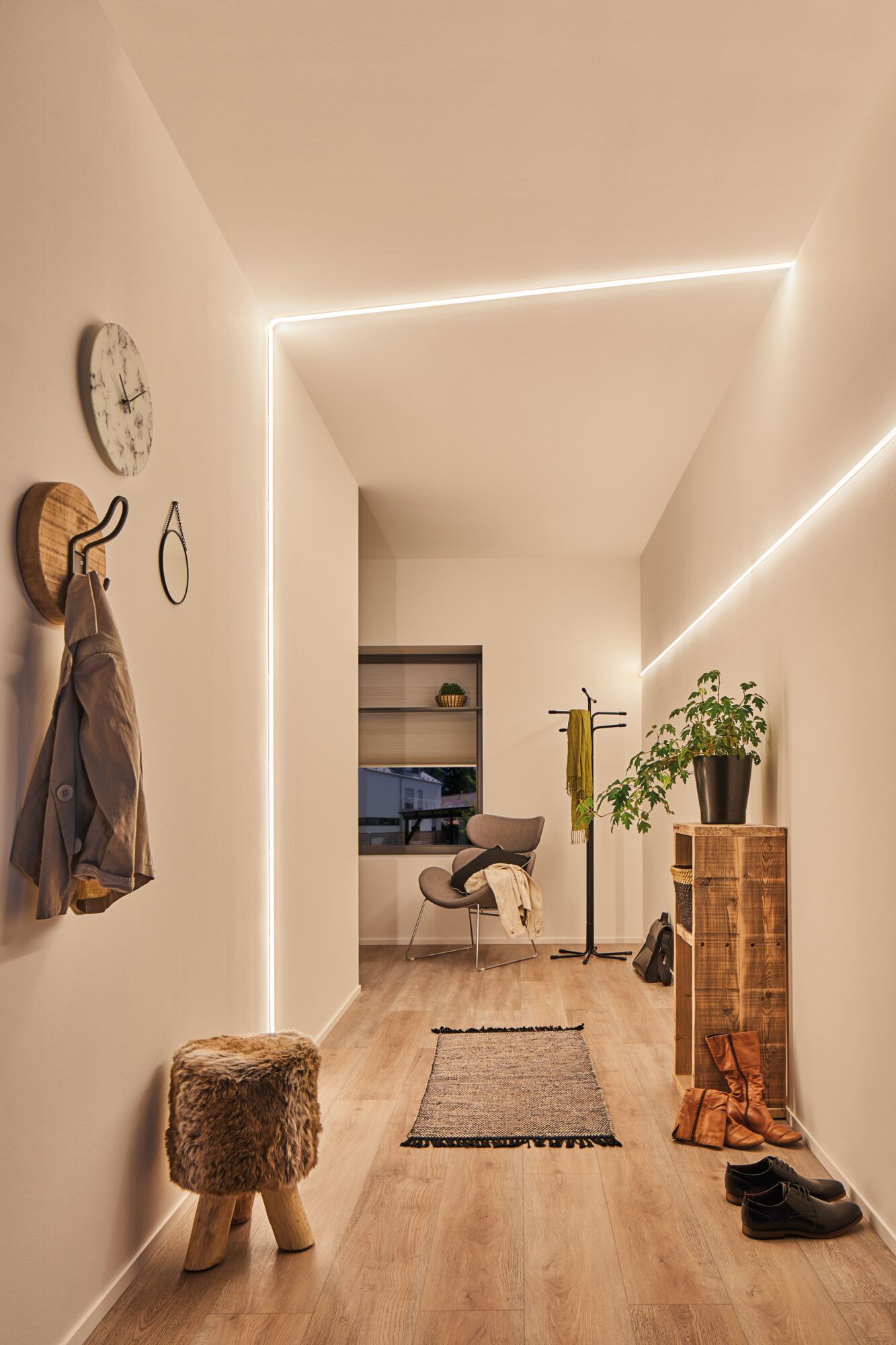 Moderner Flur mit MaxLED Flow LED-Lichtleisten in warmweiß, Holzfußboden und minimalistischer Einrichtung