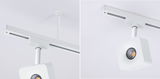 Weißer quadratischer LED-Strahler an weißer Deckenstange mit Schienensystem für moderne Beleuchtung