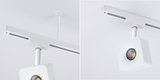 Weißer quadratischer LED-Strahler an weißer Deckenstange mit Schienensystem für moderne Beleuchtung