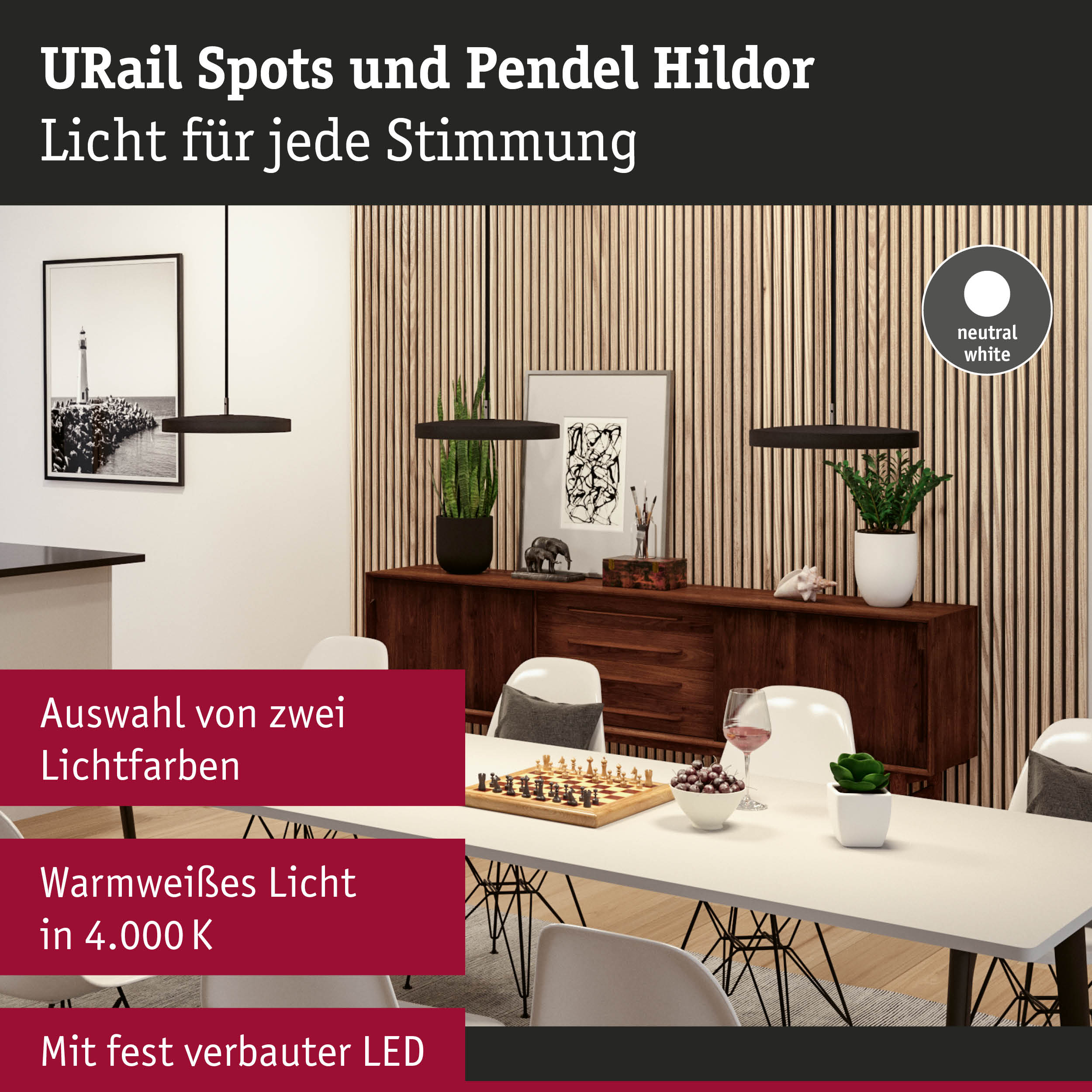 Moderne Pendelleuchten in Schwarz mit neutralweißem Licht vor Holzlamellenwand im Esszimmer