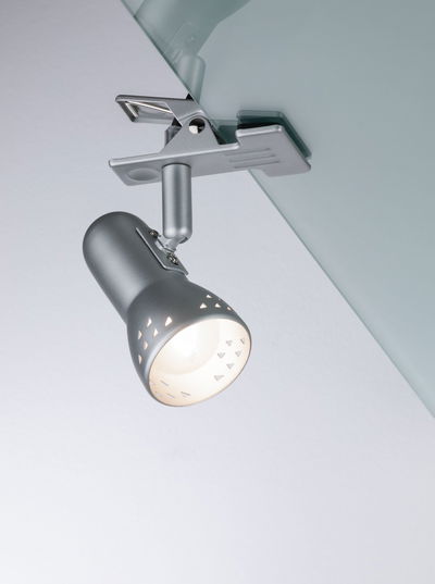 Zilveren metalen LED-spot met klembevestiging aan glazen paneel voor verstelbare verlichting.
