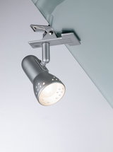 Silberner LED-Spot aus Metall mit Clip-Halterung an Glasplatte für flexible Beleuchtung.