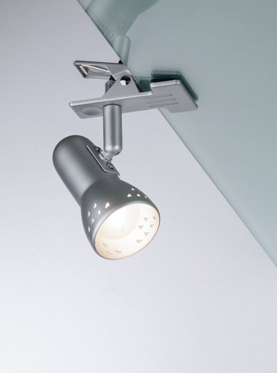 Zilveren metalen LED-spot met klembevestiging aan glazen paneel voor verstelbare verlichting.