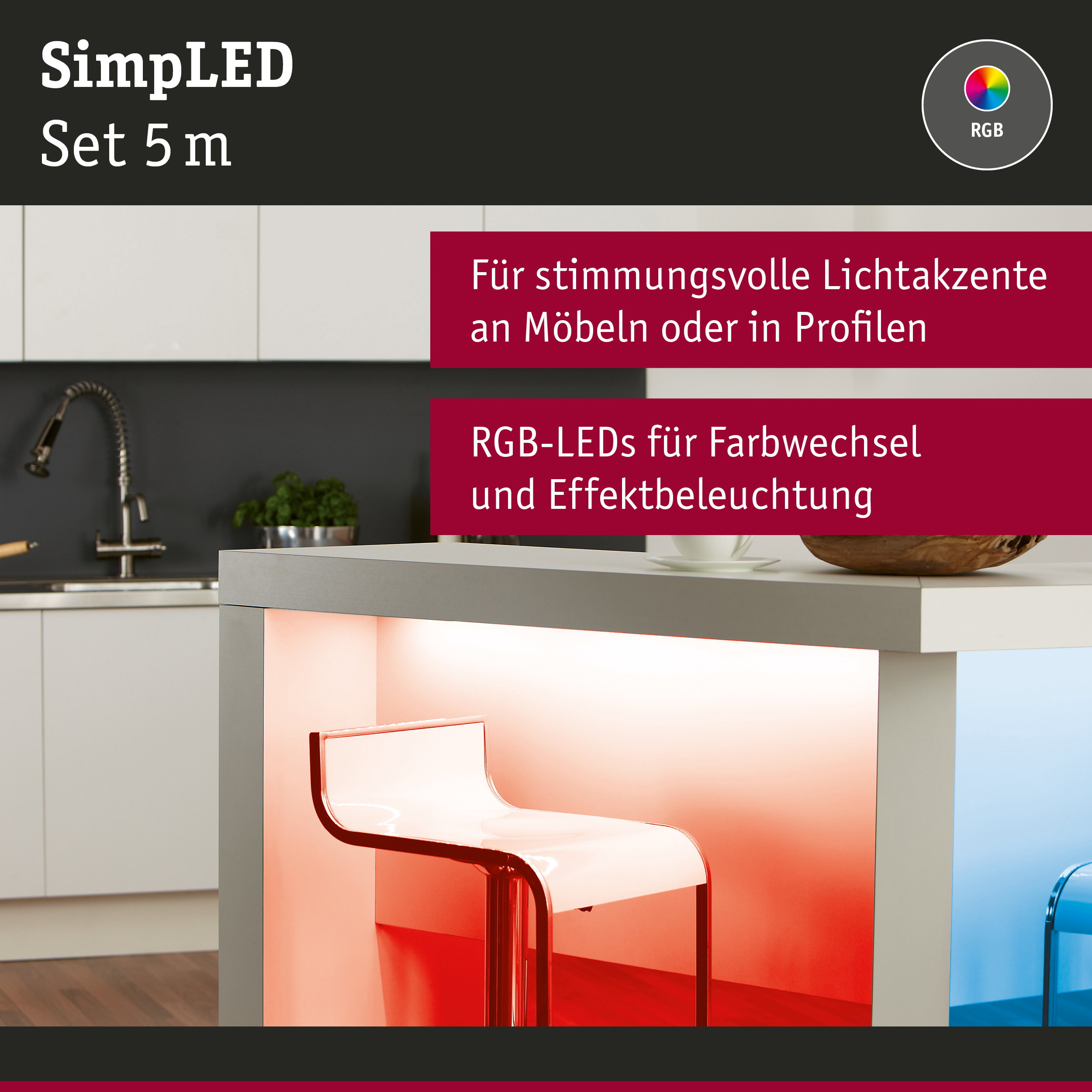 Modernes Kücheninterieur mit rotem und blauem Acrylstuhl und LED-Lichtakzent für Möbel