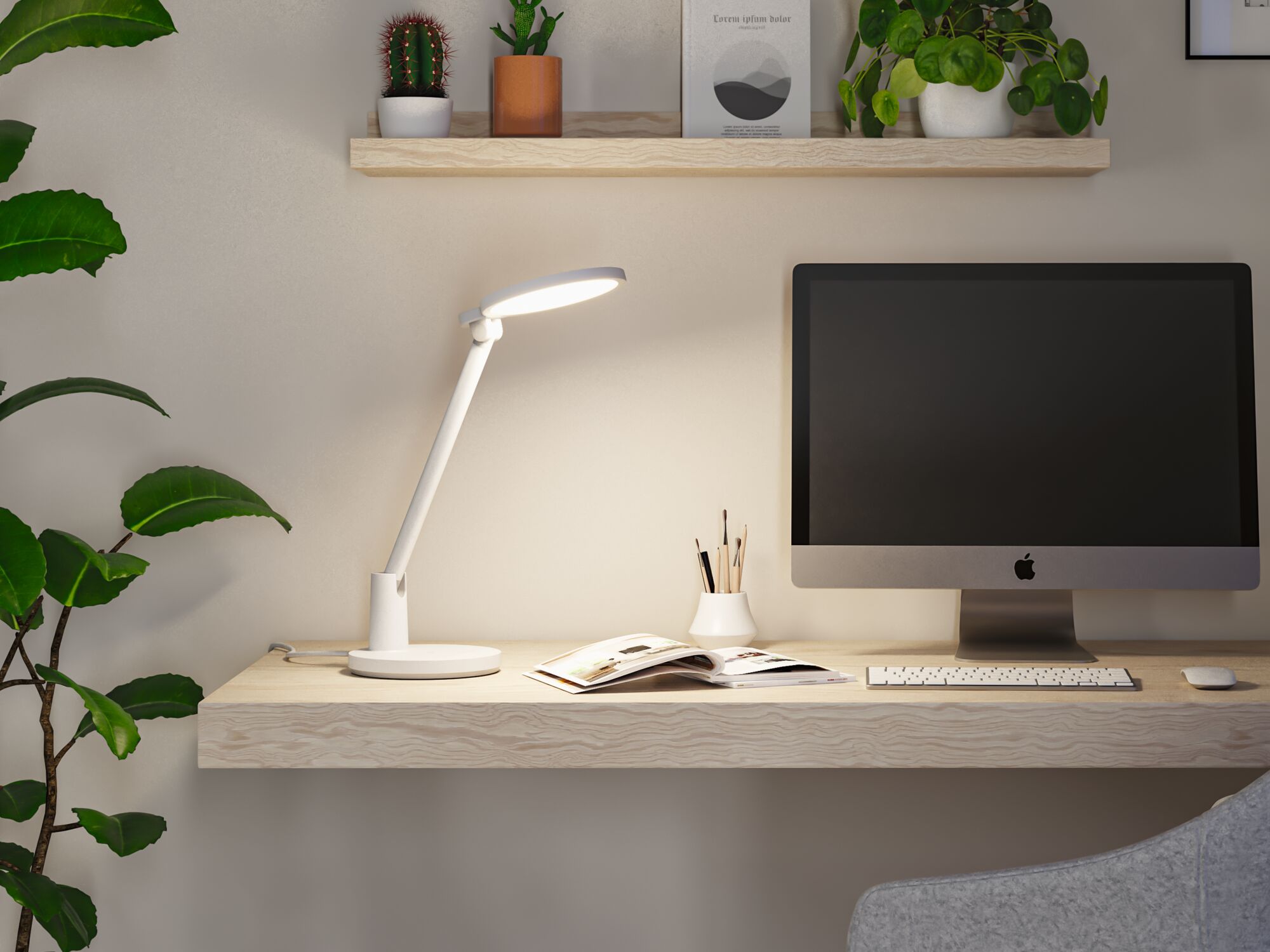 Witte LED-bureaulamp van kunststof op licht houten bureau met monitor en groene planten