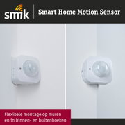 Witte smart home bewegingssensor aan muur gemonteerd voor flexibele montage in binnen- en buitenhoeken