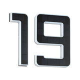 Husnummer 19 i sort med hvide LED-kanter og solpaneler til udendørs belysning