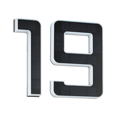 Husnummer 19 i sort med hvide LED-kanter og solpaneler til udendørs belysning