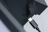 Nahaufnahme eines schwarzen USB-C-Kabels, das in einen schwarzen Anschluss eines Geräts gesteckt wird