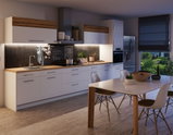 Cuisine moderne blanche avec plan de travail en bois et éclairage LED sous les meubles pour une lumière vive