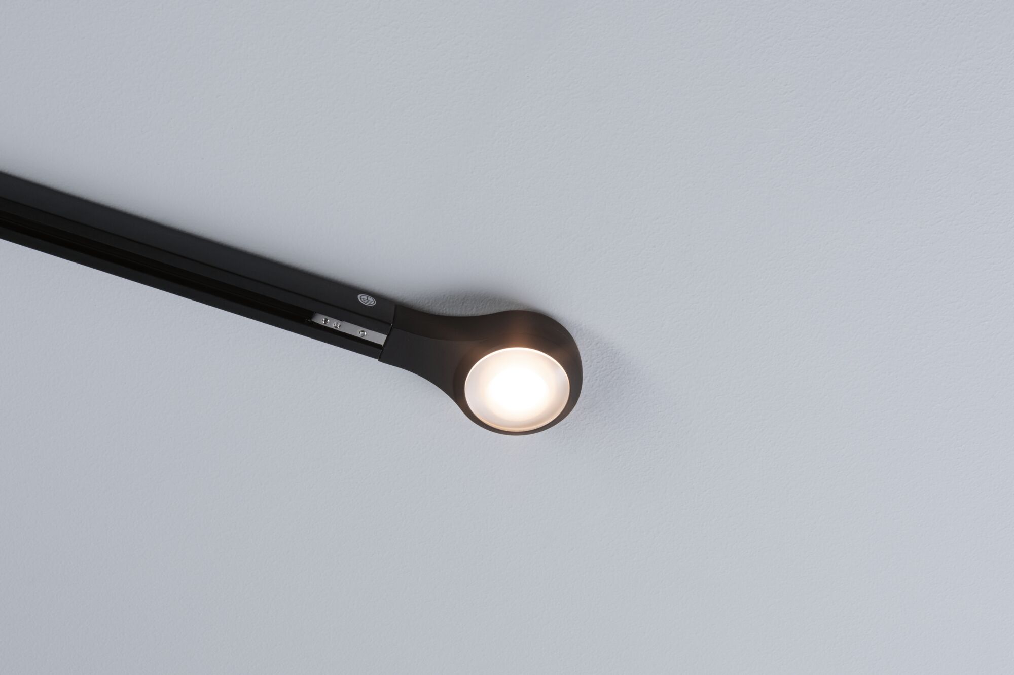 Sort LED-loftlampe med rund plastikhoved til moderne indendørs belysning