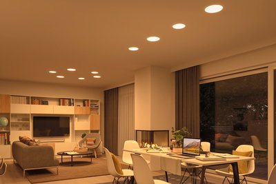 Moderne woonkamer met warmwitte LED-inbouwspots in het plafond en gezellige inrichting.