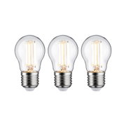Drei LED-Glühbirnen mit klarem Glas und silbernem Sockel, energiesparende Beleuchtungslösung.