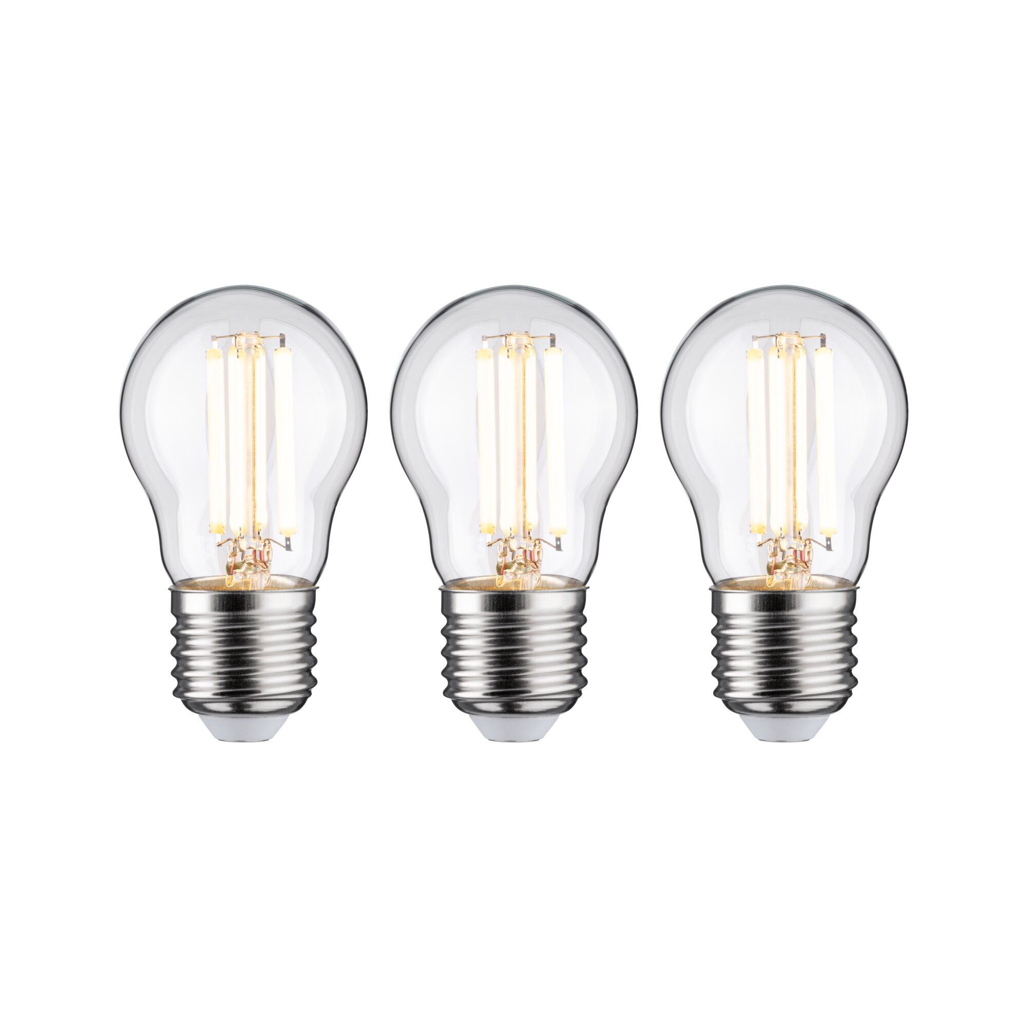 Drei LED-Glühbirnen mit klarem Glas und silbernem Sockel, energiesparende Beleuchtungslösung.