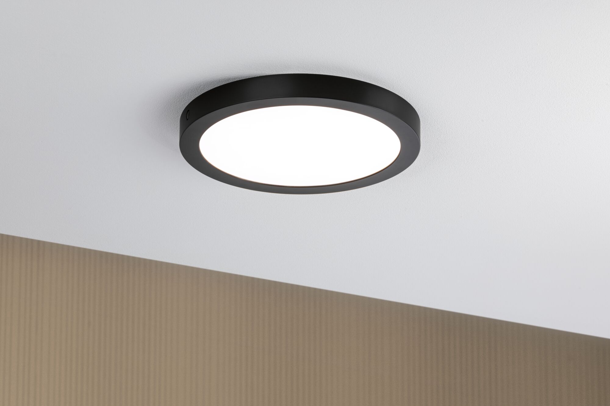 Okrągła lampa sufitowa LED z czarną metalową ramą i białym kloszem do nowoczesnego oświetlenia