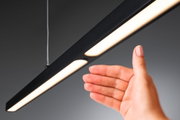 Schwarze LED-Pendelleuchte mit warmweißem Licht und berührungsempfindlicher Steuerung für modernes Wohnen