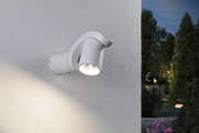 Moderner weißer Außenstrahler aus Metall an Hauswand mit warmweißem LED-Licht für Gartenbeleuchtung