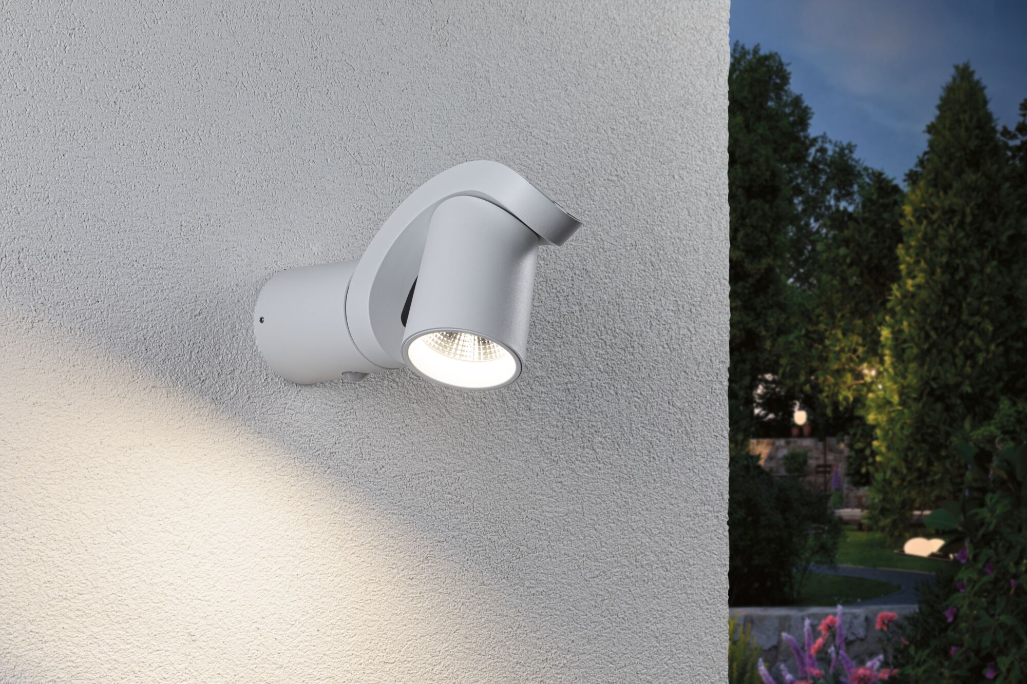 Moderner weißer Außenstrahler aus Metall an Hauswand mit warmweißem LED-Licht für Gartenbeleuchtung