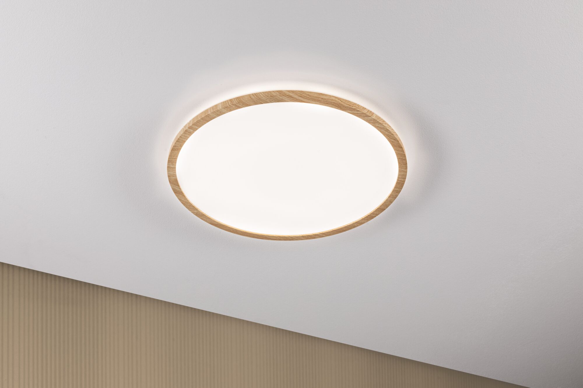 Plafonnier rond avec cadre en bois et diffuseur blanc pour un éclairage moderne