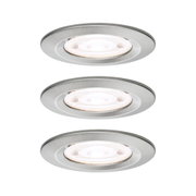 Drei runde Einbauleuchten aus gebürstetem Edelstahl mit warmweißem LED-Licht für moderne Innenräume