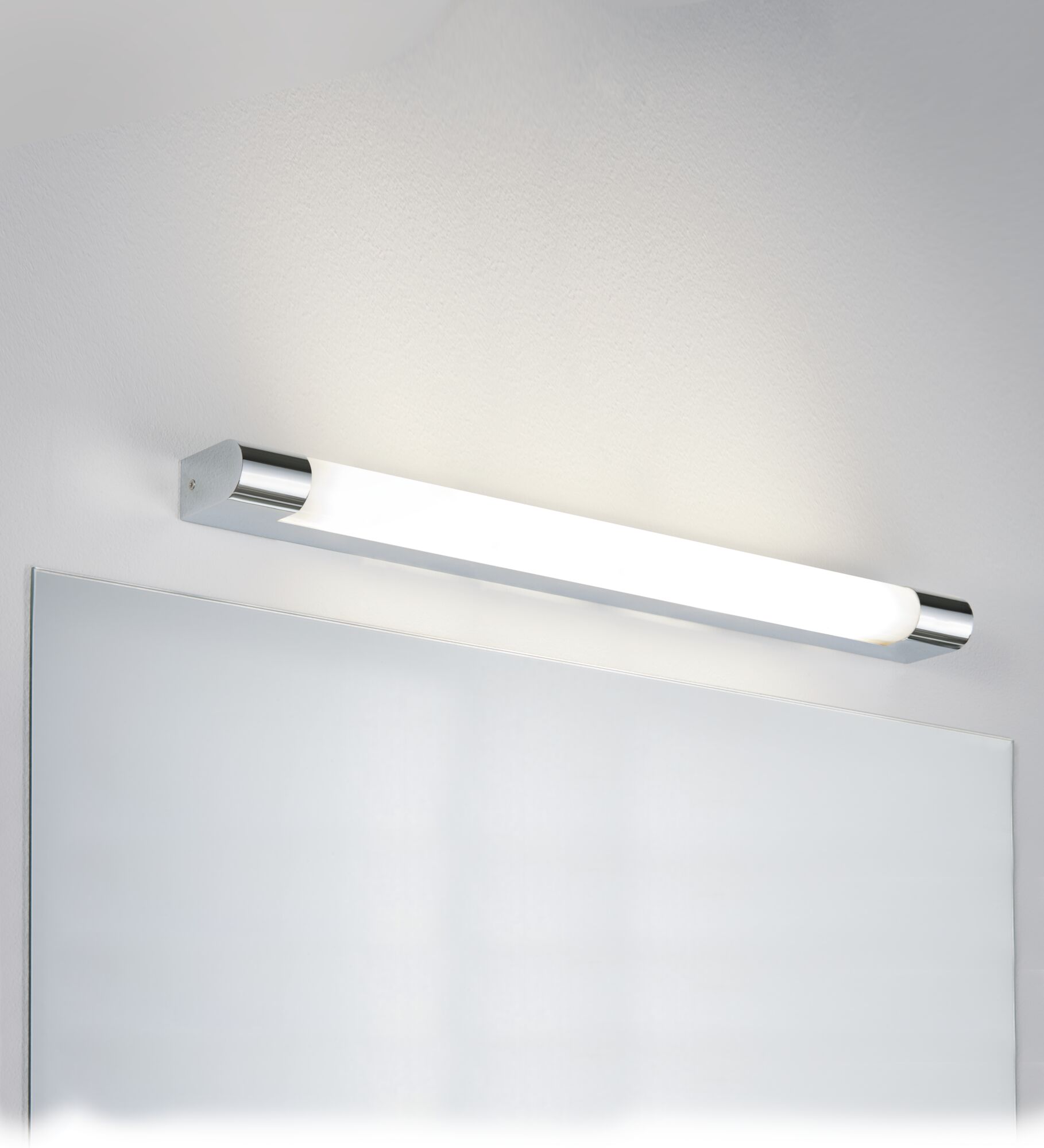 Moderne LED-wandlamp in chroom met witte diffuser boven spiegel voor badkamerverlichting