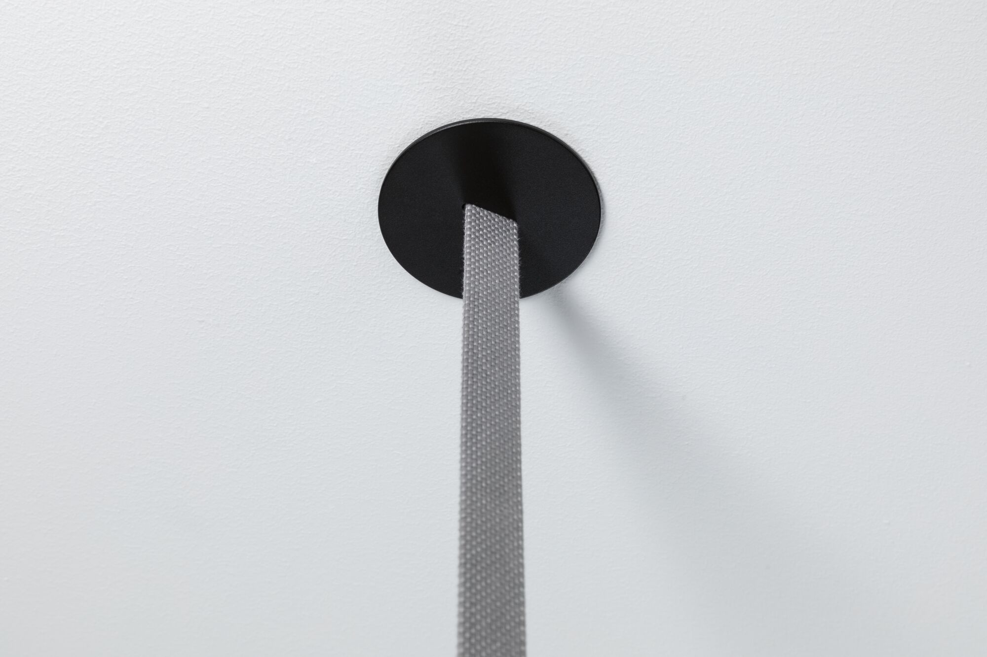 Zwarte ronde plafondhouder met grijze textielkabel voor moderne LED-hanglamp.