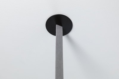 Sort rund loftbeslag med gråt tekstilkabel til moderne LED-pendel.