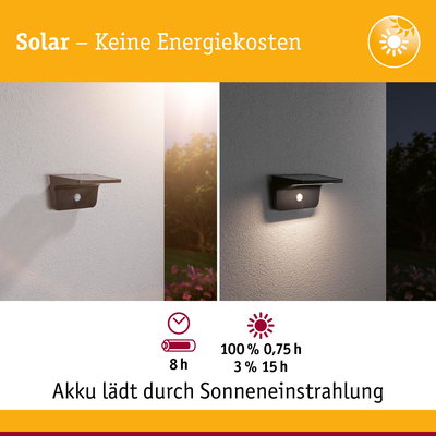 Schwarze Solar-Wandleuchte mit Bewegungssensor an weißer Wand, lädt Akku durch Sonnenlicht