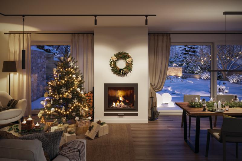 Gezellige woonkamer met verlichte kerstboom, open haard en besneeuwd tuinzicht, feestelijke LED-versiering.