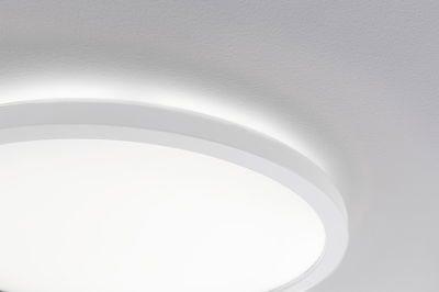 Plafonnier LED rond blanc avec lumière indirecte pour une ambiance moderne et éclairage économique.