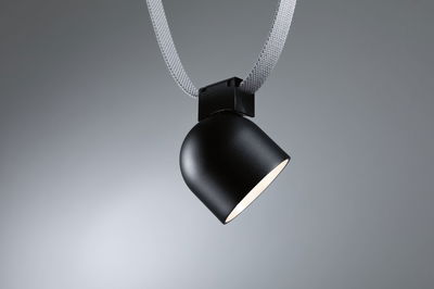 Sort LED-spot i metal med hvid tekstilkabel til moderne accentbelysning